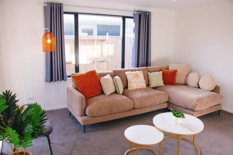 Modern Chic - Ideal Location - 5 Bedrooms - In Rotorua House in Rotorua