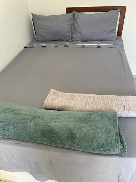 Bed, towels