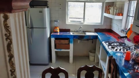 Kitchen or kitchenette, Dining area, minibar, oven, stove