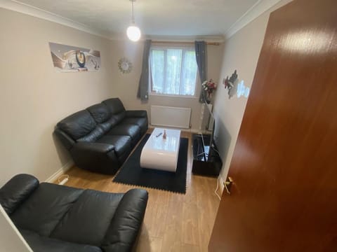 STUNNING 2 BEDROOM WITH GARDEN Sleep 6 Apartment in Croydon