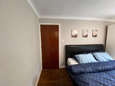 STUNNING 2 BEDROOM WITH GARDEN Sleep 6 Apartment in Croydon