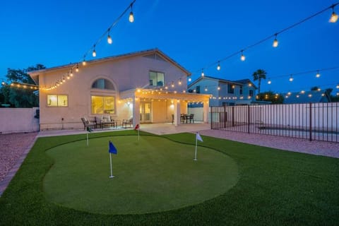 Sleeps 11 with pool and putting green House in Glendale