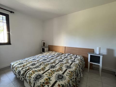 Charmant T3 climatisé en RDC, terrasse fleurie, idéal famille, 6P, proche plage, parking inclus - FR-1-799-18 Apartment in Le Barcarès