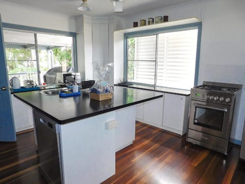 Cutie on the Beach - Beachfront - Pet Friendly - Sleeps 11 House in Toogoom