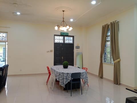 Unnie's Villa with 5 Bedroom complete with air conditioning House in Kedah