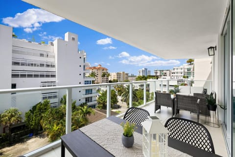 Property building, Patio, Day, View (from property/room), Balcony/Terrace, Seating area, Dining area, City view