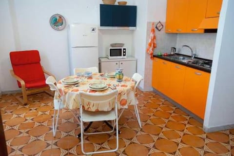 Kitchen or kitchenette, Dining area, stove