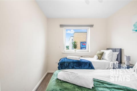 Bed, Photo of the whole room, towels