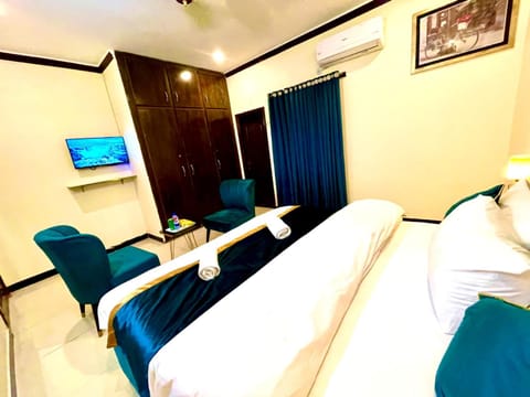 Bathroom, TV and multimedia, Seating area, internet, air conditioner