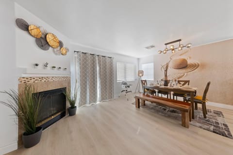 Dining area, fireplace