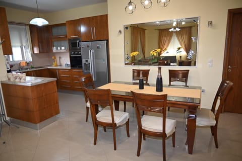 Kitchen or kitchenette, Seating area, Dining area, oven, stove