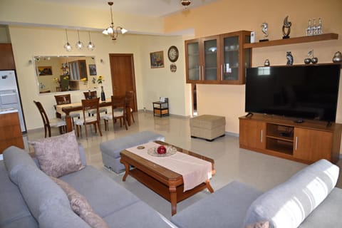 Communal lounge/ TV room, TV and multimedia, Living room, Seating area, Dining area