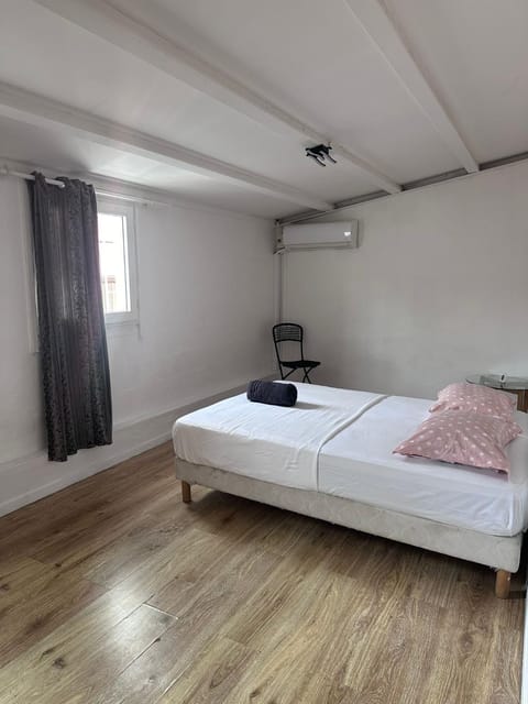 Bedroom, air conditioner