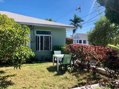 Two charming connected apartments for 4 or family Apartment in Nassau