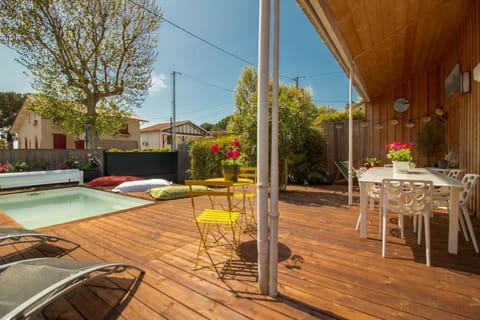 Patio, View (from property/room), Dining area, Swimming pool, sunbed