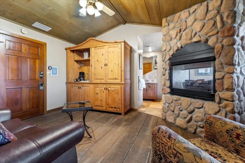 Adobe Village Studio Suite- Sundance condo Apartment in Village of Oak Creek