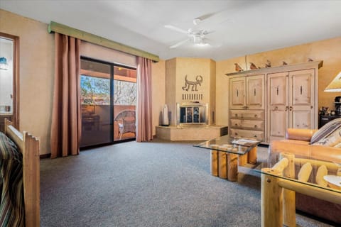 Adobe Village Studio Suite- Southwest condo Apartment in Village of Oak Creek