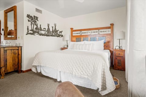 Adobe Village Studio Suite- Painted Desert condo Apartment in Village of Oak Creek