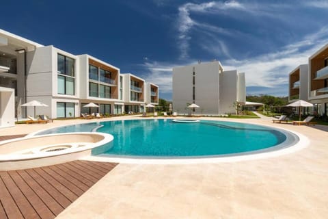 Property building, Patio, Day, Pool view, Swimming pool, sunbed