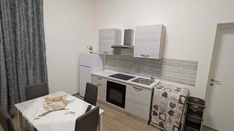 Kitchen or kitchenette, Dining area, minibar, oven, stove, washing machine