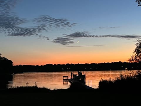 Lakefront Getaway- Hot Tub, Firepit & Fireplaces! home House in Shoreview