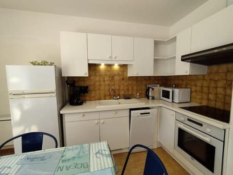 Coffee/tea facilities, Dining area, dishwasher, oven, stove