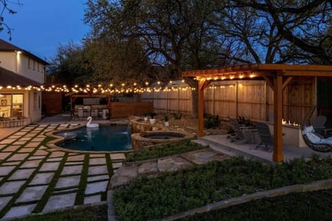 Pet friendly Retreat in Austin with Pool-Backyard Maison in Lake Austin