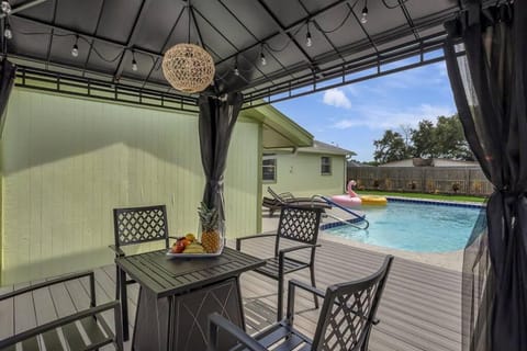 3BR Oasis Sleeps 11 Heated Pool Ping Pong! Maison in Dunedin