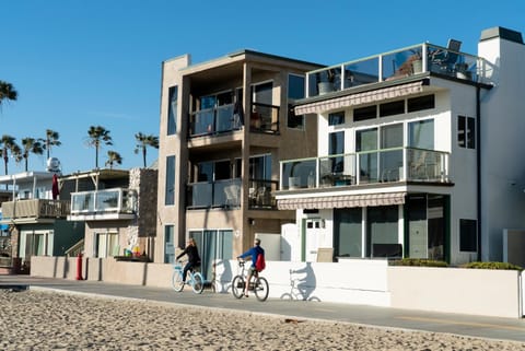 Abigail - Beachfront Apartment in Balboa Peninsula