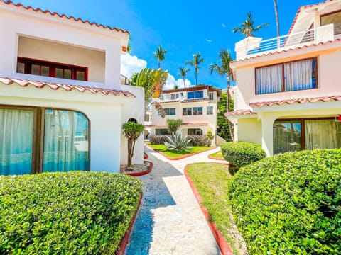 Property building, Neighbourhood, Garden, Garden view, Street view