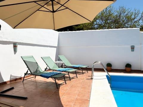 Patio, Balcony/Terrace, Swimming pool, sunbed