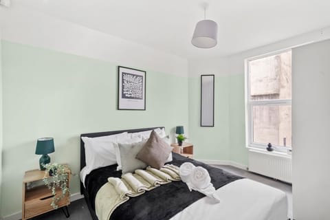 Sleek and Stylish Central Gem - Sleeps 18 Apartment in Bristol