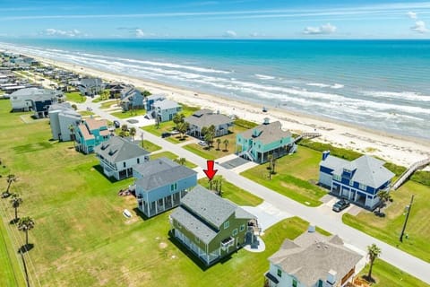 Property building, Natural landscape, Bird's eye view, Beach, Sea view