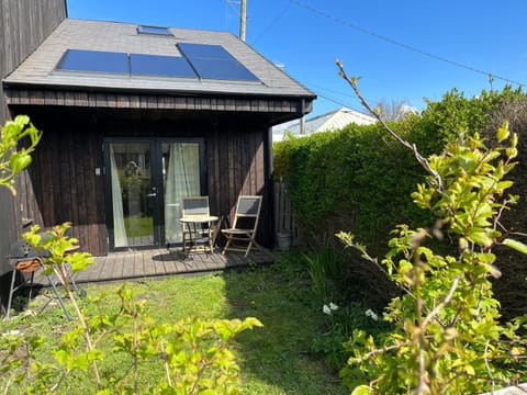 Property building, Garden, Dining area, Garden view