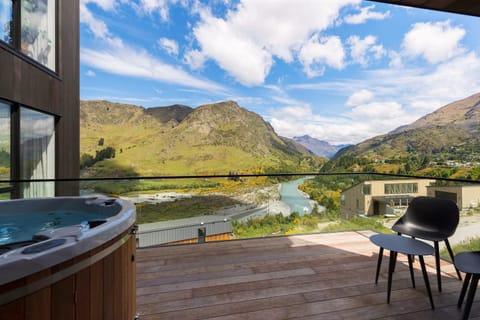 Stunning Mountain Views in Queenstown-Hot tub House in Queenstown