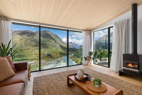 Stunning Mountain Views in Queenstown-Hot tub House in Queenstown