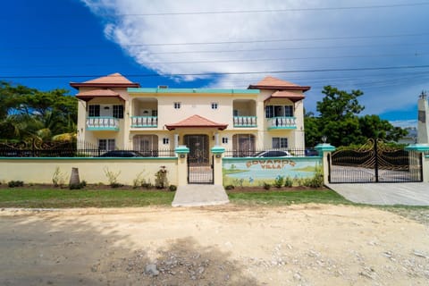 Beautiful bedroom with private bath in a villa near beach Bed and Breakfast in Runaway Bay