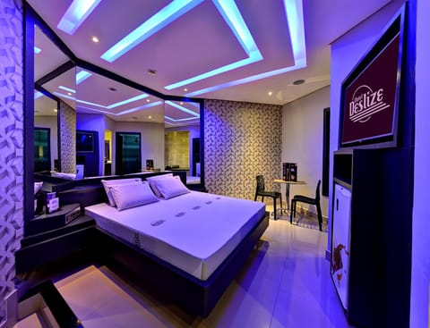 Bed, TV and multimedia, Dining area, Evening entertainment, Bedroom, Entertainment, minibar, air conditioner