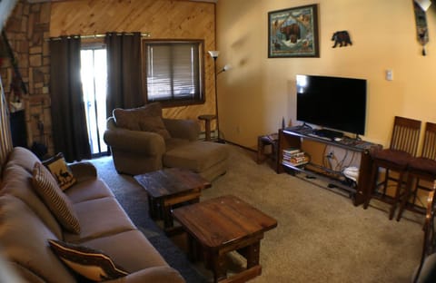 Aspen West Deluxe 4 - Pet Friendly - Right Off Main Street - WiFi - Cable - Washer - Dryer - Wood Burning Fireplace - Three Stor House in Red River