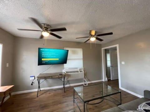 One Bed 1 Bath with Full Kitchen near Fort Sill Apartment in Lawton