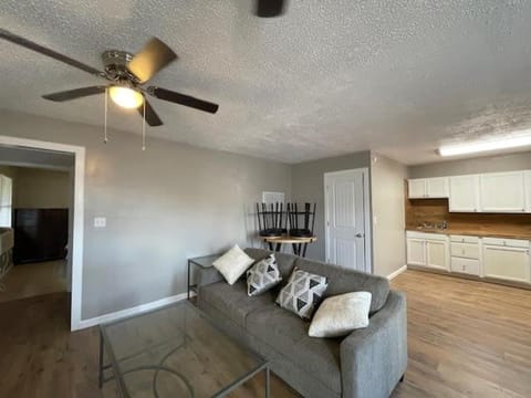 One Bed 1 Bath with Full Kitchen near Fort Sill Apartment in Lawton