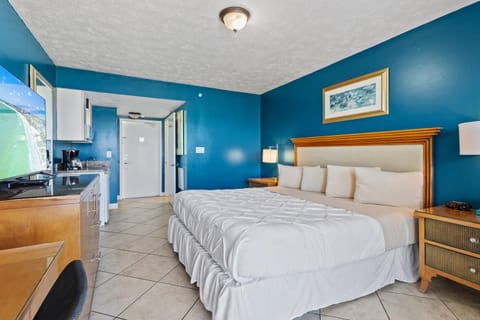 Ocean View Hotel Room with Balcony- King Bed #19 Hotel in Fort Pierce