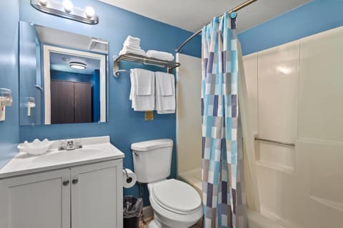 Ocean View Hotel Room with Balcony- King Bed #17 Hotel in Fort Pierce