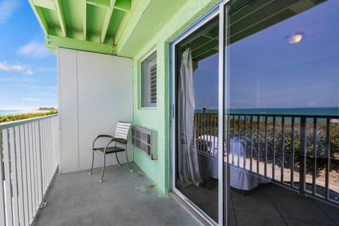 Oceanfront Inn, Private Balcony, 2 Full Beds #16 Hotel in Fort Pierce