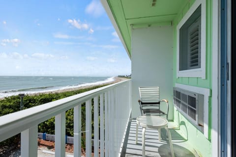 Ocean View Hotel Room with Balcony- King Bed #23 Hôtel in Fort Pierce