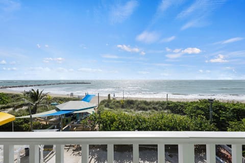 Ocean View Hotel Room with Balcony- King Bed #23 Hôtel in Fort Pierce