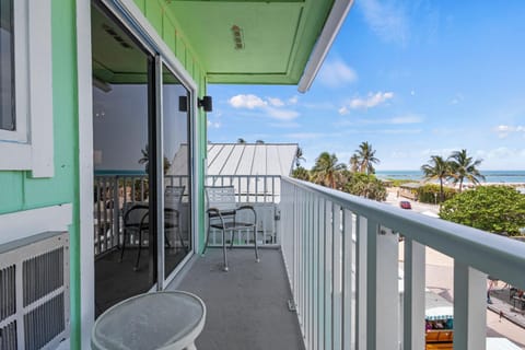 Ocean View Hotel Room with Balcony- King Bed #21 Hôtel in Fort Pierce