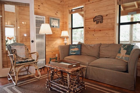 Bear Hugs - Cozy Cottage - WiFi - Rustic Decor - Country Style Kitchen - Perfect for a Couples Getaway! House in Red River