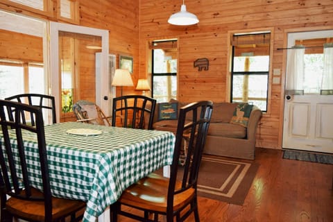 Bear Hugs - Cozy Cottage - WiFi - Rustic Decor - Country Style Kitchen - Perfect for a Couples Getaway! House in Red River