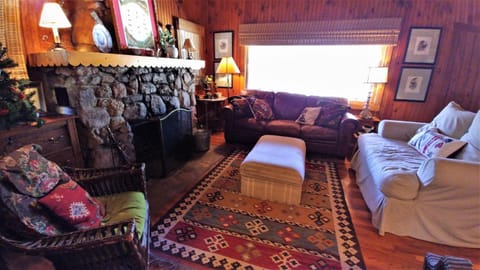 Bear Run - Walk to Main Street - Rustic Cabin - WiFi - Washer - Dryer - Wood Burning Fireplace - Secluded Setting House in Red River